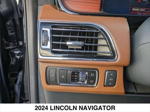 Used 2024 Lincoln Navigator Reserve image 19
