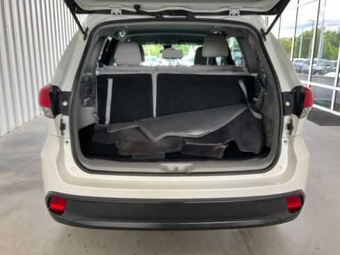 Used 2018 Toyota Highlander LE FWD image 17