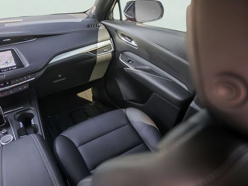 Used 2022 Cadillac XT4 Premium Luxury w/ Technology Package FWD image 31
