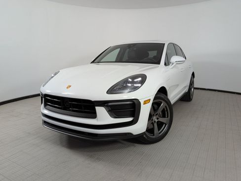Certified 2025 Porsche Macan AWD/4WD image 1