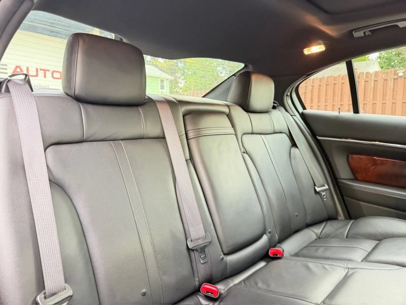 Used 2013 Lincoln MKS AWD image 29