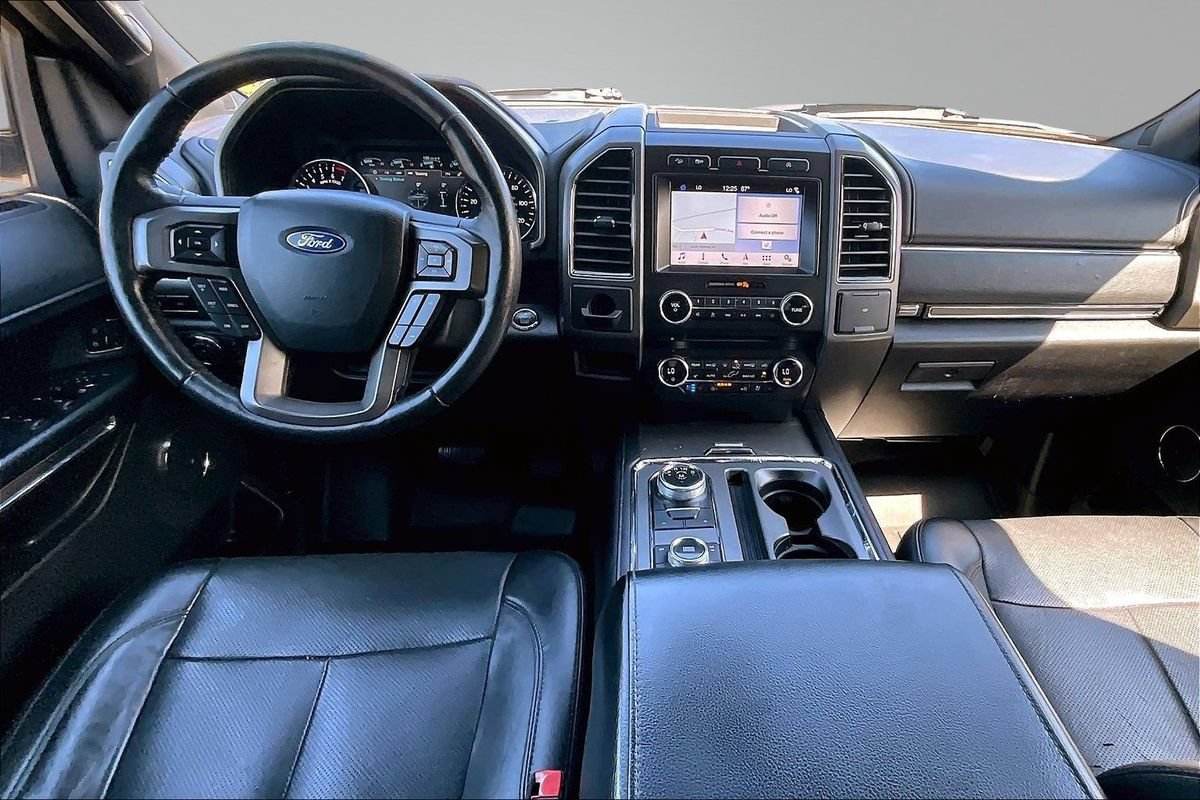 Used 2018 Ford Expedition XLT w/ Equipment Group 202A AWD/4WD image 20