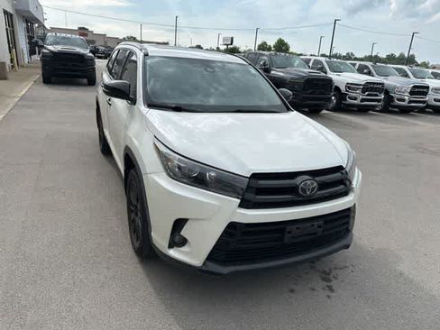 Used 2019 Toyota Highlander SE w/ Nightshade Edition AWD/4WD image 24