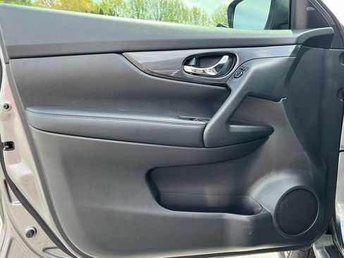 Used 2019 Nissan Rogue SV FWD image 12