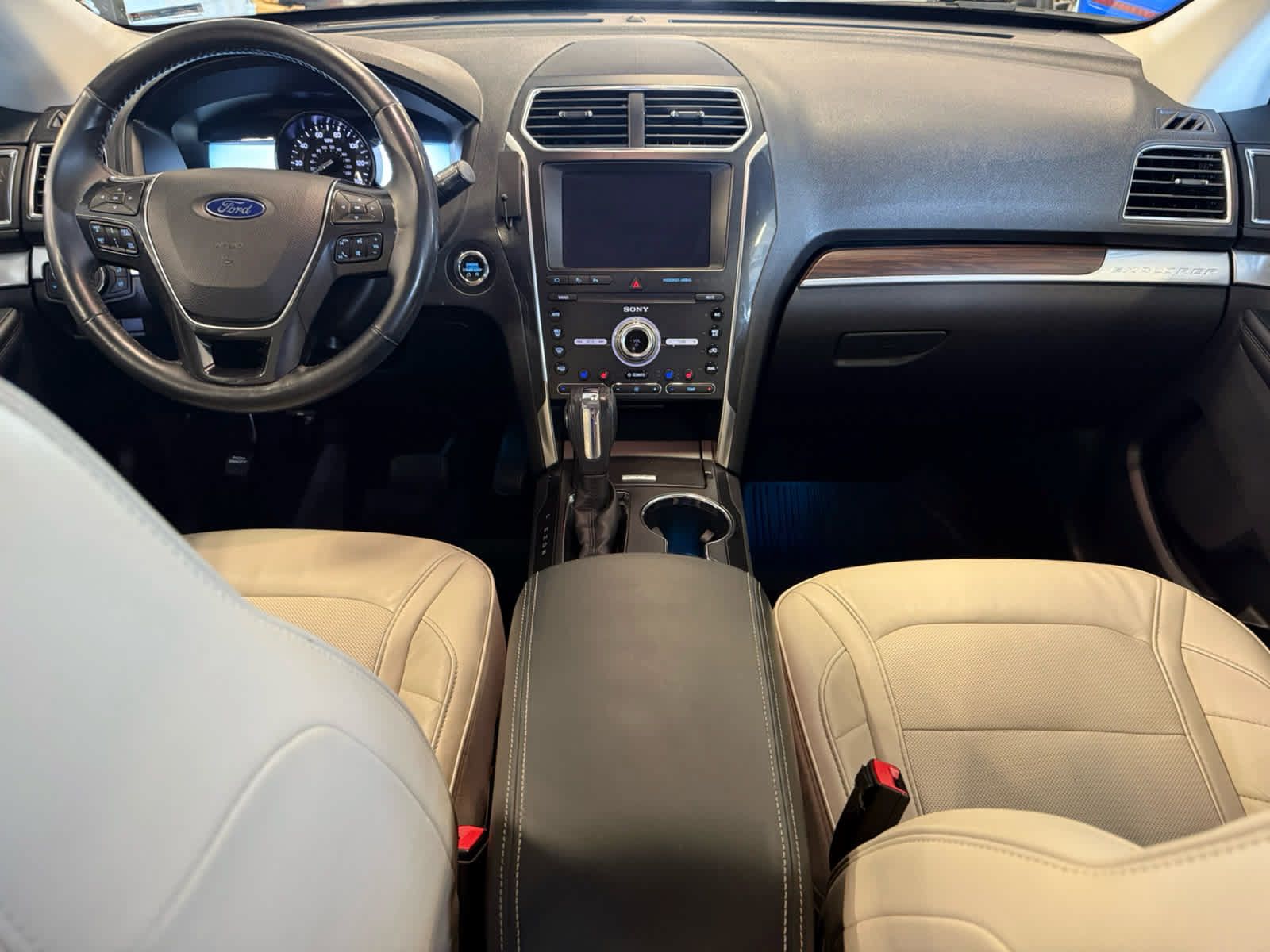 Used 2019 Ford Explorer Limited w/ Limited Luxury Package AWD/4WD image 18