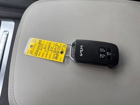 Used 2024 Kia Carnival EX image 10