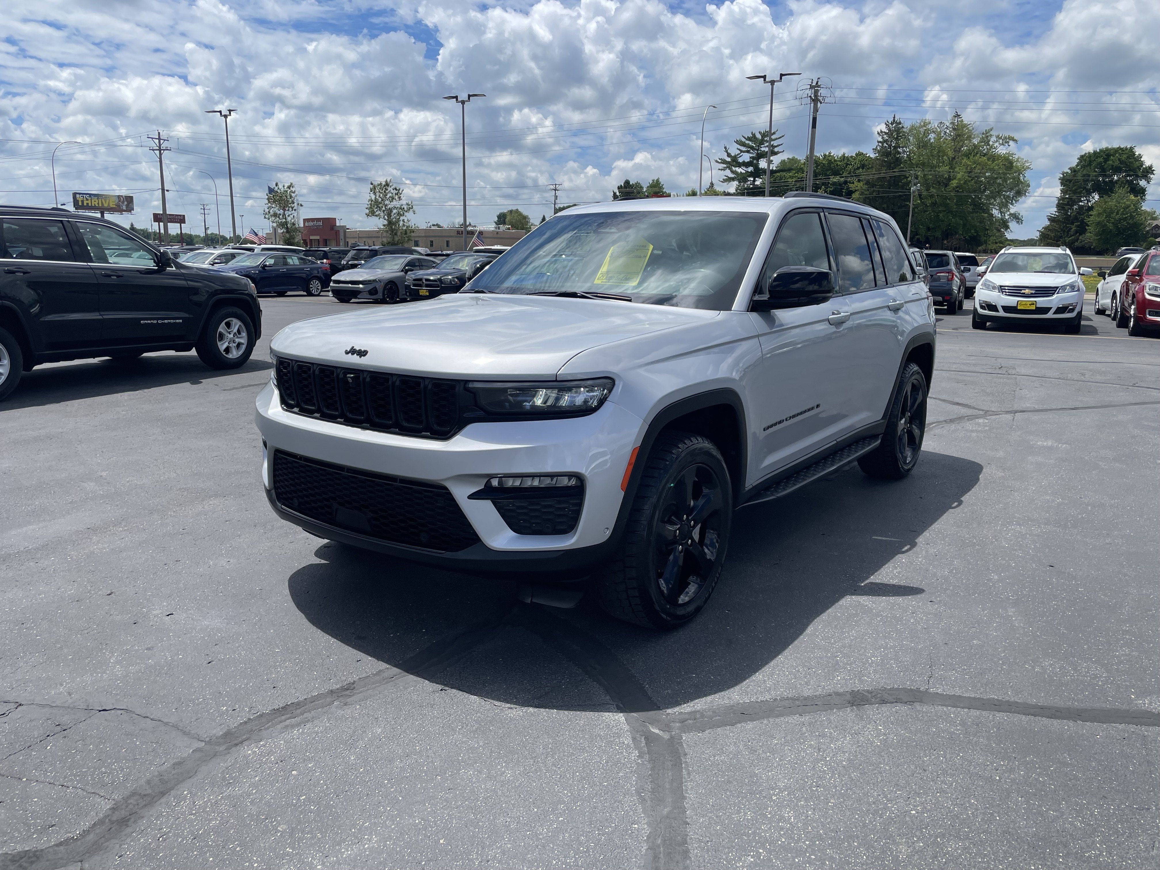 Used 2024 Jeep Grand Cherokee Limited w/ Luxury Tech Group II AWD/4WD image 4