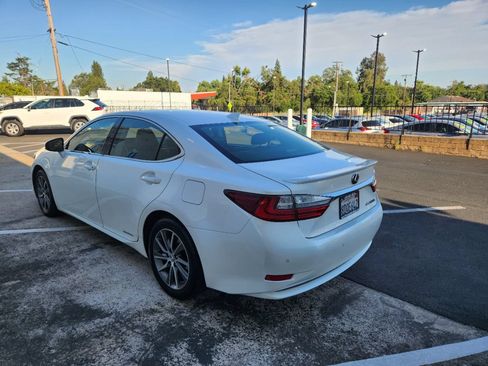 Used 2018 Lexus ES 300h w/ Luxury Package FWD image 3