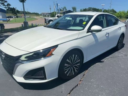 Used 2023 Nissan Altima 2.5 SV FWD image 4