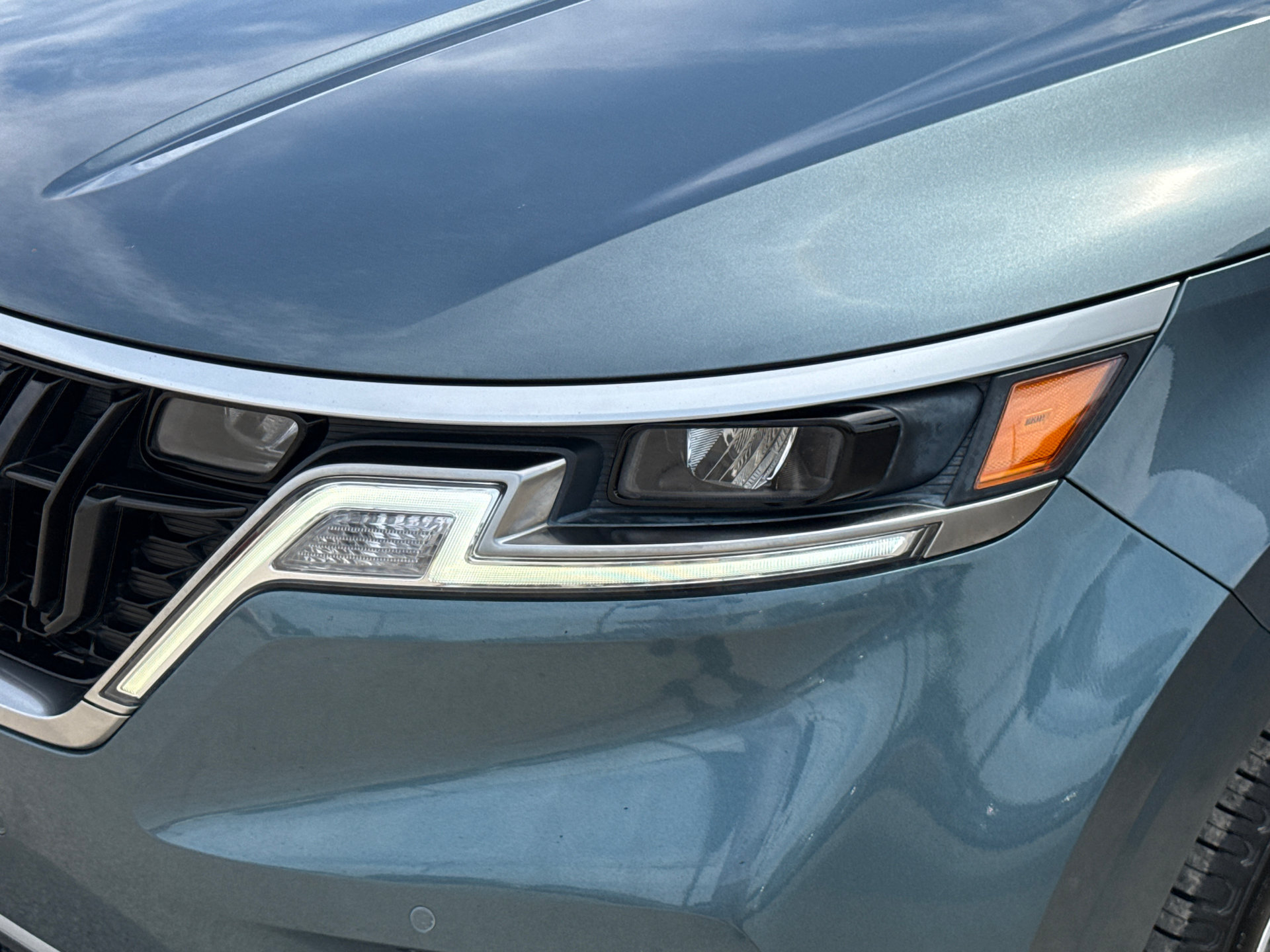 Used 2023 Kia Carnival EX FWD image 4