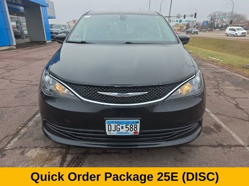 Used 2017 Chrysler Pacifica LX image 10
