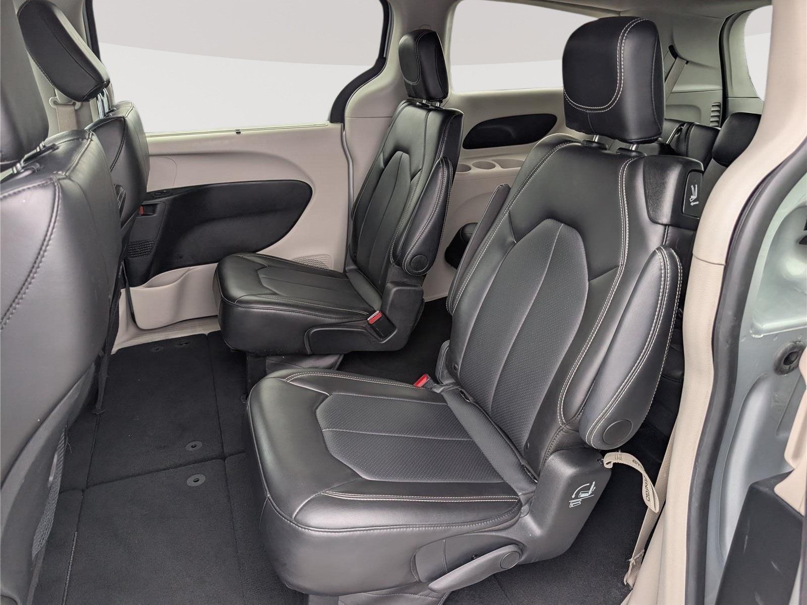 Used 2024 Chrysler Pacifica Touring-L FWD image 15