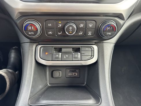 Certified 2023 GMC Acadia SLT image 17