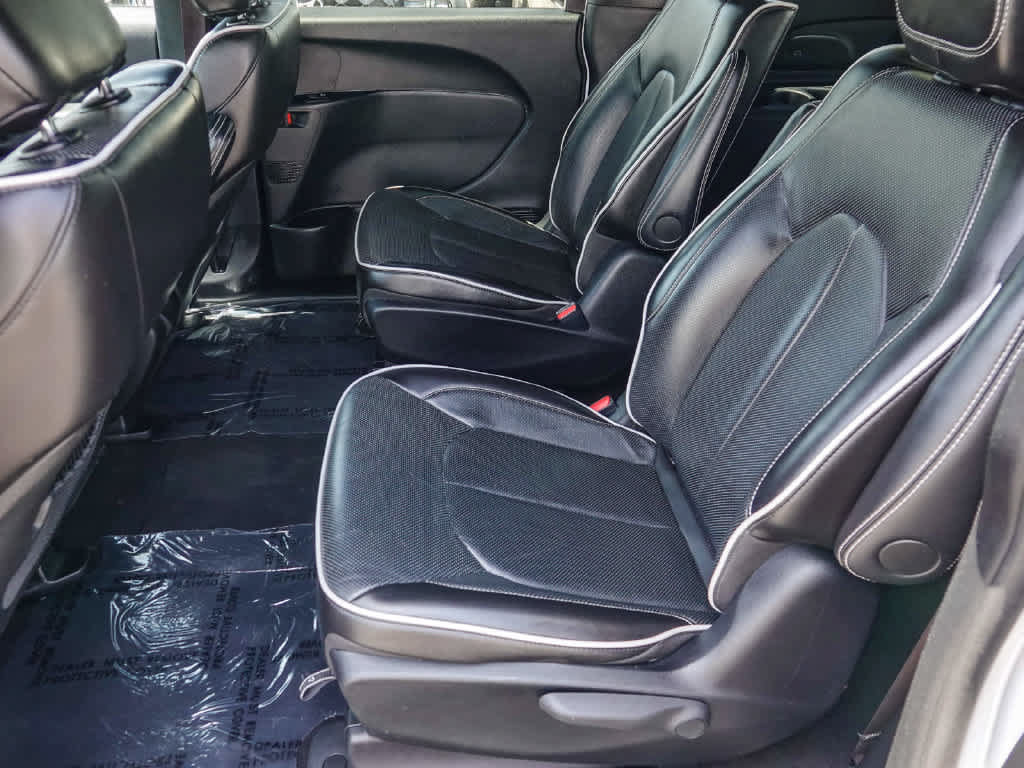 Used 2024 Chrysler Pacifica Premium FWD image 17