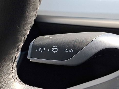 Used 2022 Tesla Model Y Long Range image 25