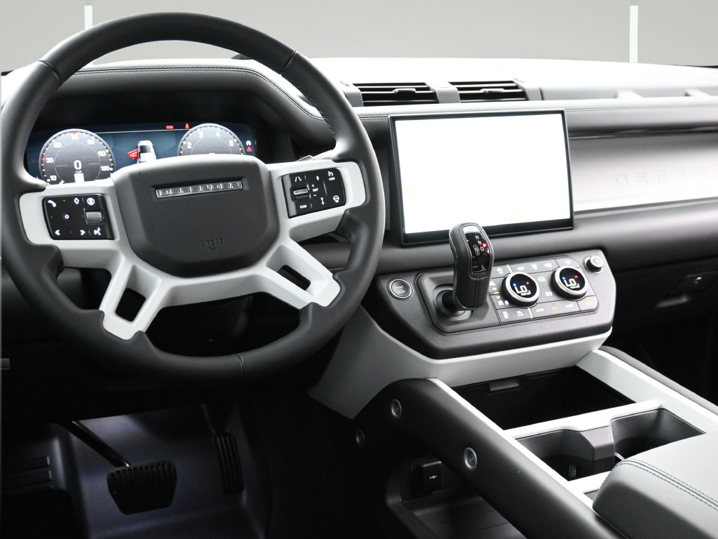 Used 2025 Land Rover Defender 110 X-Dynamic SE AWD/4WD image 7