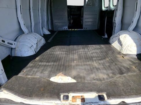 Used 2017 Chevrolet Express 2500 RWD image 29