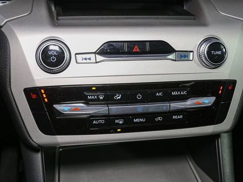 Used 2023 Ford Explorer XLT AWD/4WD image 26