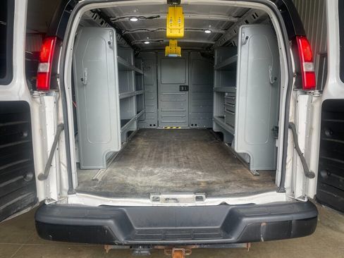 Used 2018 Chevrolet Express 3500 w/ Driver Convenience Package RWD image 17