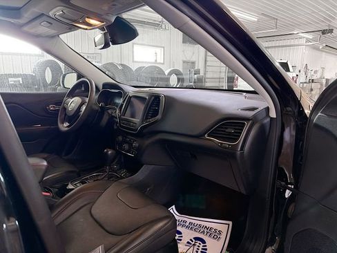 Used 2022 Jeep Cherokee Trailhawk w/ Trailhawk Elite Value Package AWD/4WD image 12