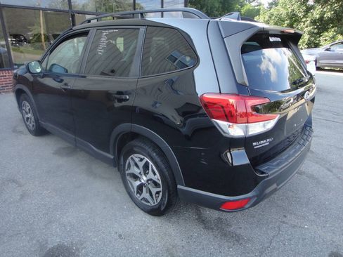 Used 2021 Subaru Forester Premium AWD/4WD image 6