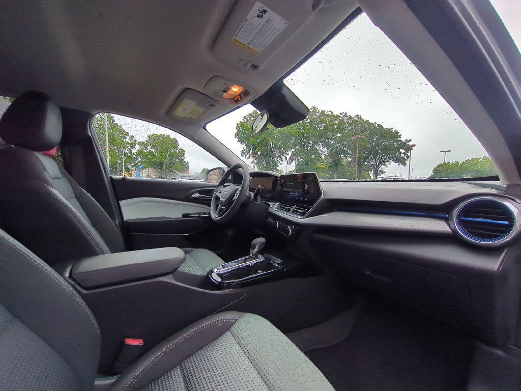 Used 2026 Chevrolet Trax LT FWD image 28