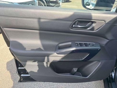 Used 2025 Nissan Pathfinder S image 16