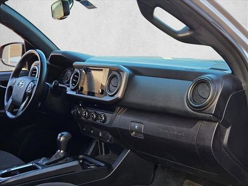 Used 2017 Toyota Tacoma TRD Off-Road image 21