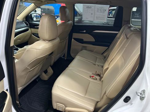 Used 2019 Toyota Highlander XLE AWD/4WD image 14