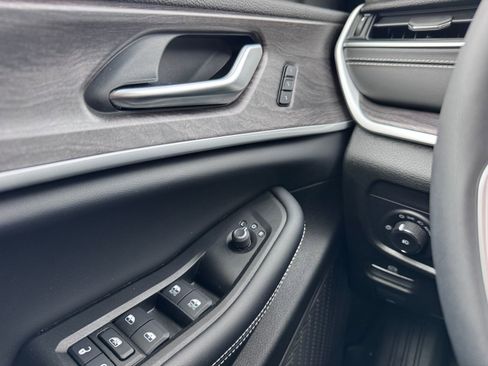 Used 2024 Jeep Grand Cherokee L Limited image 11