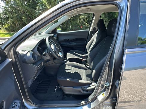 Used 2021 Nissan Kicks S FWD image 11