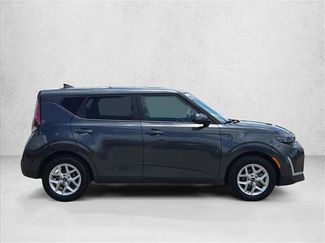 Used 2025 Kia Soul LX w/ LX Technology Package FWD video 4