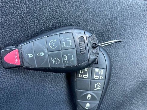 Used 2012 Volkswagen Routan SE FWD image 23