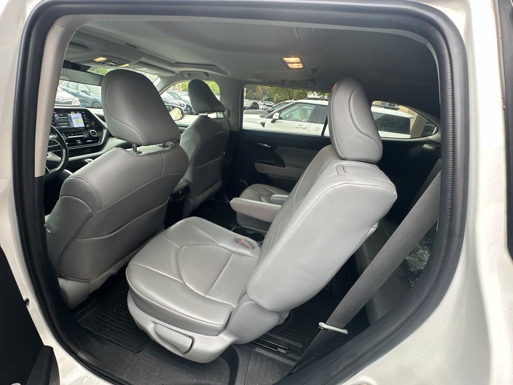 Used 2021 Toyota Highlander XLE AWD/4WD image 22