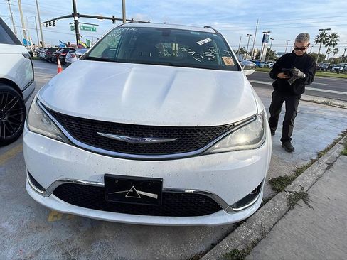 Used 2020 Chrysler Pacifica Limited FWD image 1