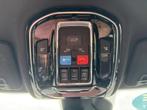 Used 2023 Jeep Grand Cherokee Overland w/ Luxury Tech Group IV AWD/4WD image 14