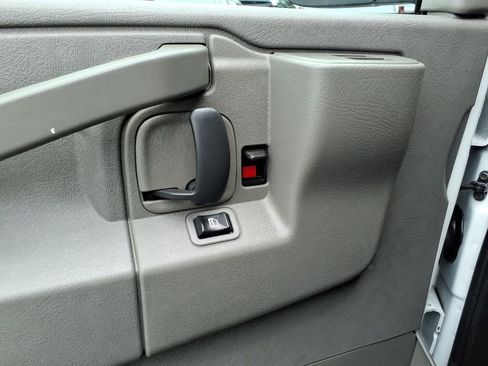 Used 2017 GMC Savana 2500 RWD image 4