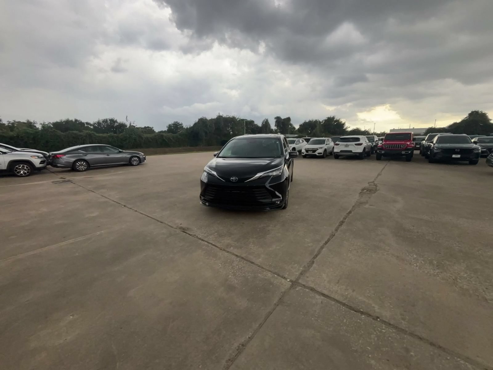 Used 2025 Toyota Sienna XLE FWD image 4