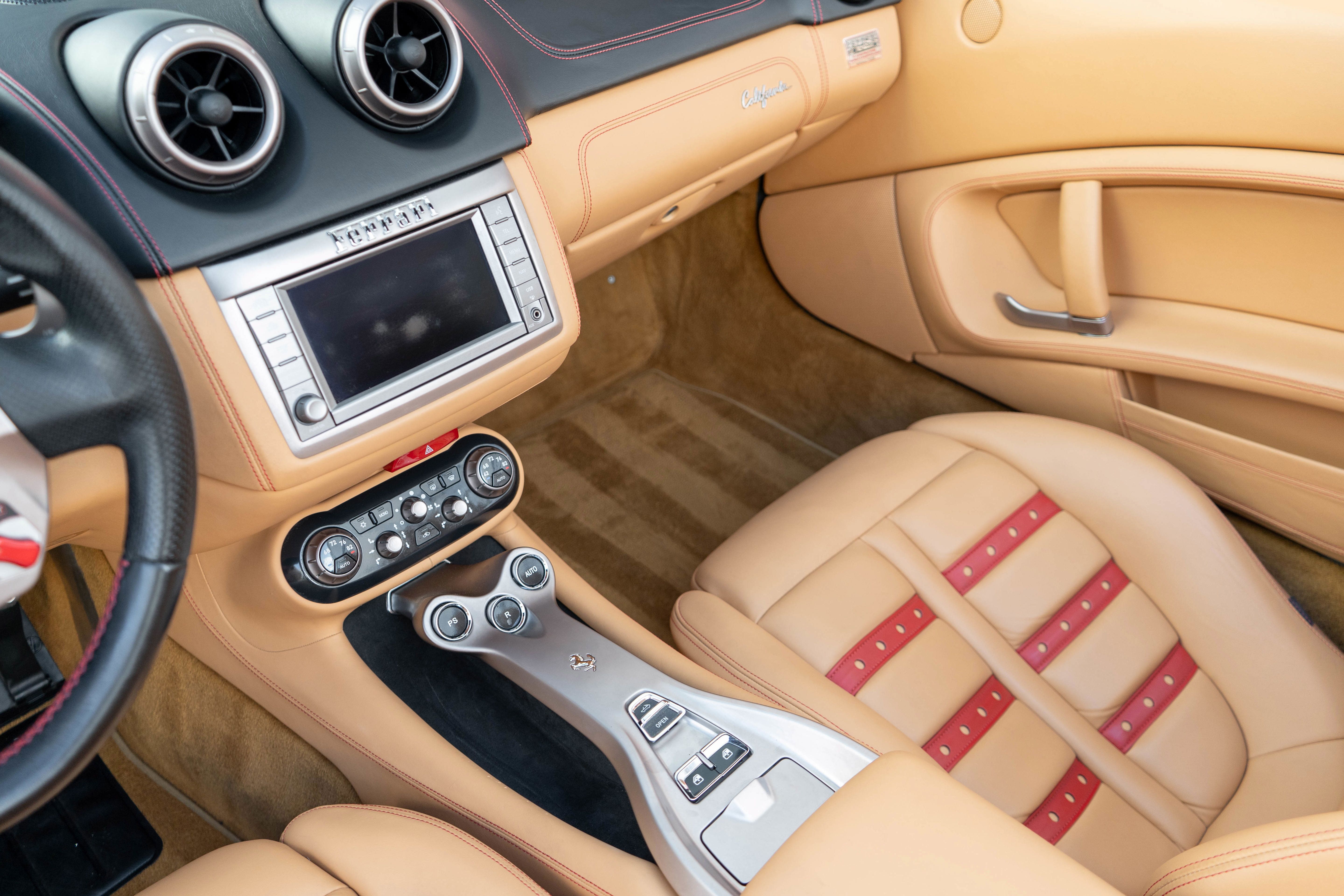 Used 2010 Ferrari California RWD image 17