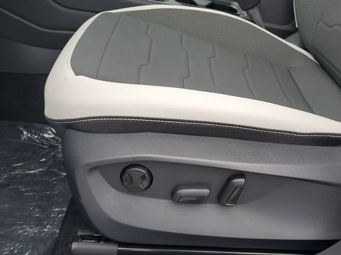 New 2026 Volkswagen Taos SE image 12