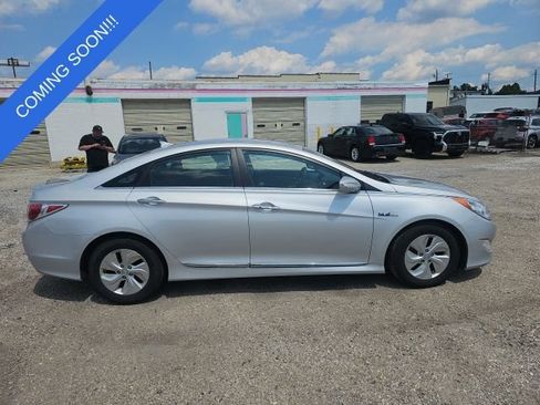 Used 2015 Hyundai Sonata Hybrid FWD image 2