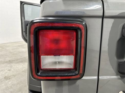 Used 2018 Jeep Wrangler Unlimited Sport S image 21