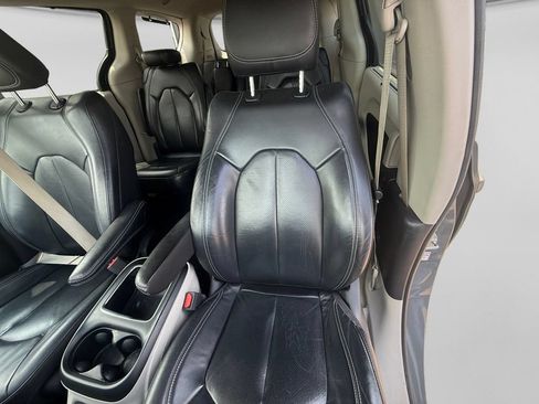 Used 2022 Chrysler Pacifica Touring-L FWD image 23