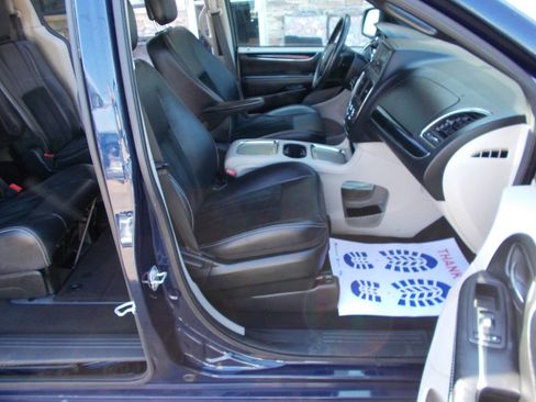 Used 2017 Dodge Grand Caravan SXT image 16