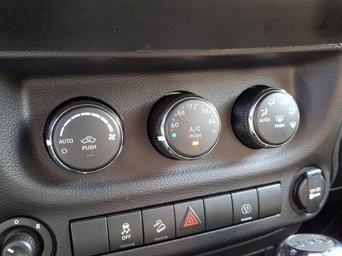 Used 2017 Jeep Wrangler Unlimited Sahara w/ Connectivity Group AWD/4WD image 17