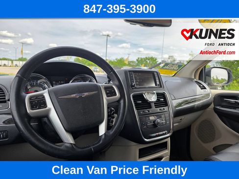 Used 2014 Chrysler Town & Country Touring FWD image 14
