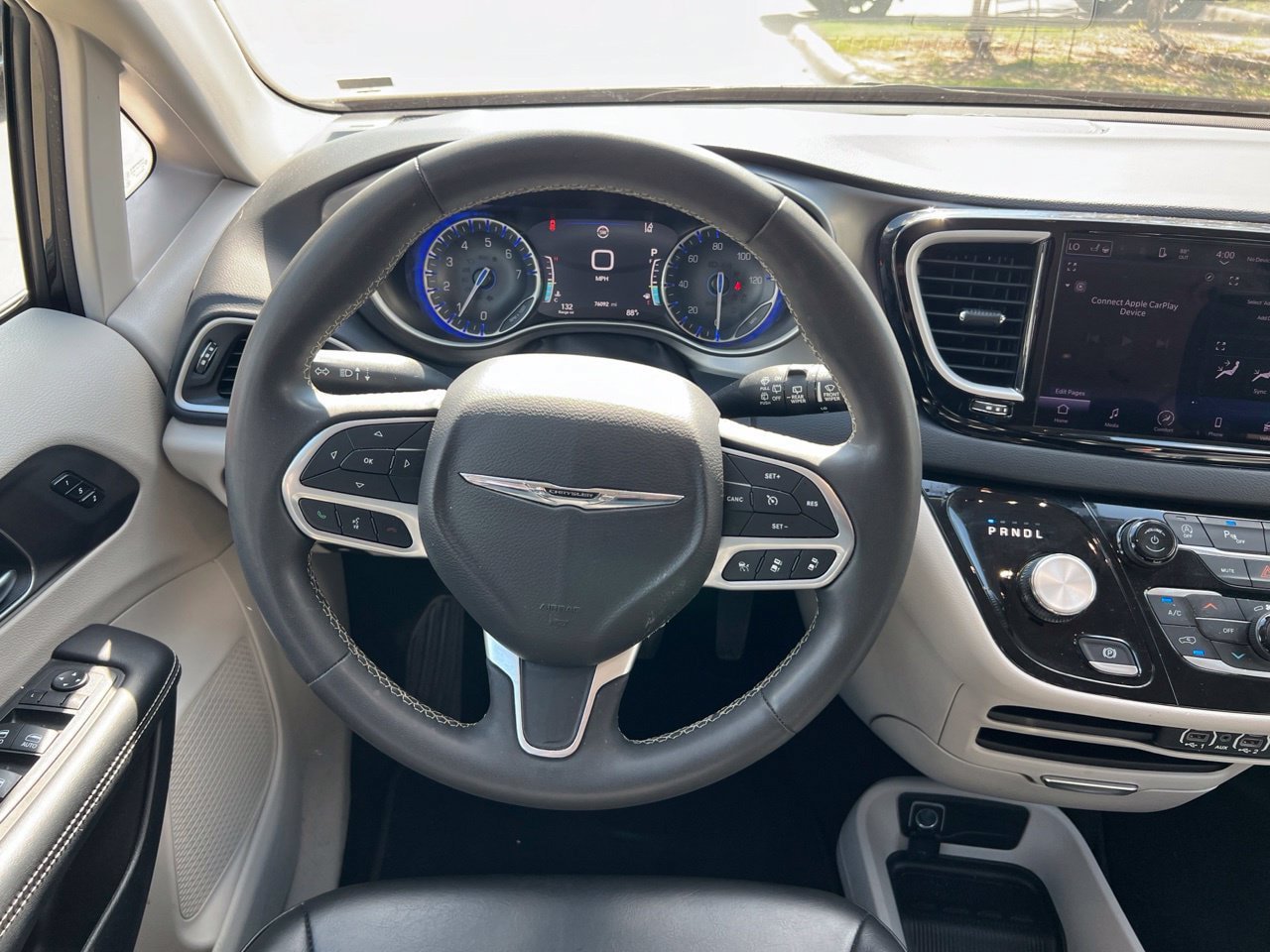 Used 2023 Chrysler Pacifica Touring-L FWD image 14