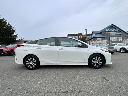 Used 2017 Toyota Prius Prime Advanced image 9