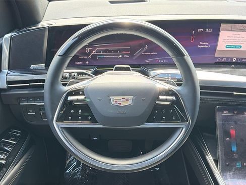 Used 2025 Cadillac Escalade ESV Sport AWD/4WD image 8