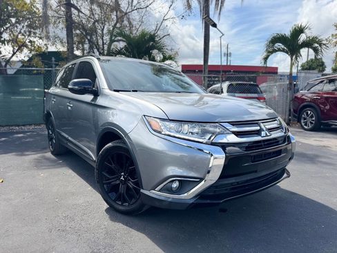 Used 2018 Mitsubishi Outlander SE image 3